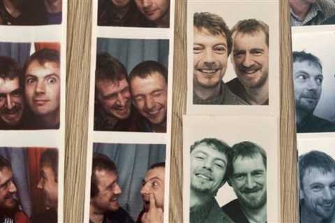 Best Friends Have Met in a Photo Booth Every 5 Years Since They Were Ten—Now It’s their 50th..